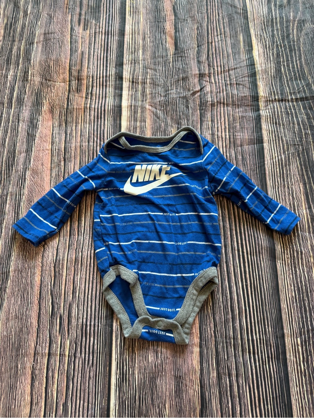 Nike Baby Boys Long Sleeve Bodysuit Size 6M